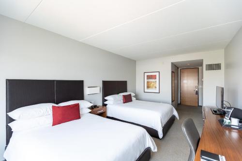 尚佩恩I Hotel and Illinois Conference Center - Champaign的酒店客房配有两张床和一张书桌