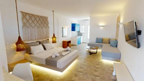 克洛瓦斯亚历山德罗米科诺斯酒店的一间带大白色沙发的客厅和一间客厅