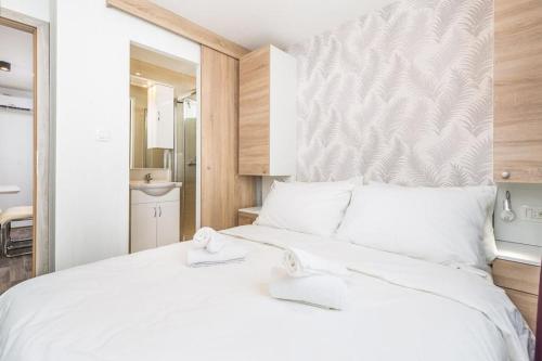 波雷奇Mini camping FUNTANA的卧室配有白色大床和白色枕头