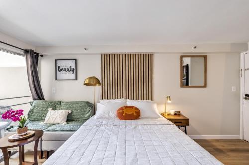 檀香山Bright & Cozy Condo Unit with Balcony!的一间卧室配有一张大床和一张沙发