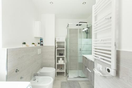 热那亚Sea Loft Quinto - A due passi dal mare的带淋浴、卫生间和盥洗盆的浴室
