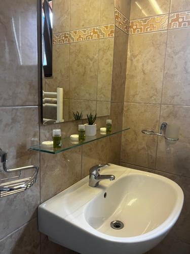 瓦特拉多尔内Chalet Minut的浴室设有白色水槽和镜子
