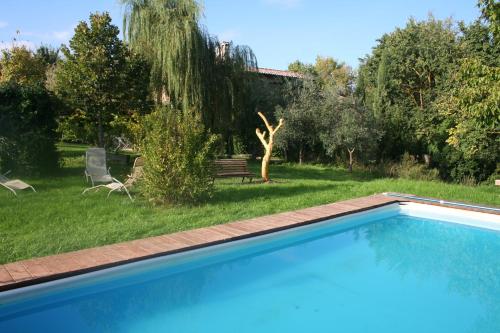马尔夏诺拉弗拉塔艺术酒店 - 住宅的一个带花园的庭院内的蓝色游泳池
