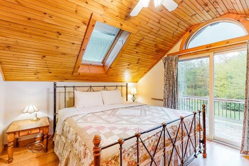 Mount HollyParadise in Mount Holly的一间卧室设有一张床和木制天花板
