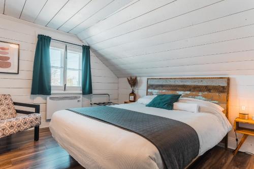 DeschambaultAuberge de l'Ouest的一间卧室设有一张大床和一个窗户。