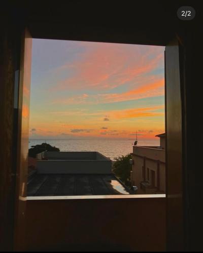 尼科泰拉码头La Bagnarota的从大楼的窗户欣赏日落美景
