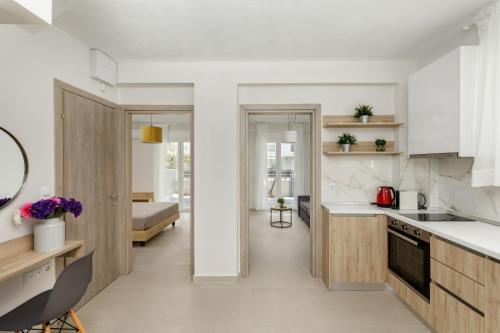 希维利V Luxury Apartments Siviri II的厨房配有白色的台面和木制橱柜