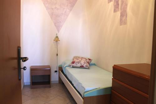 PianilloDa Licia的一间小卧室,配有一张带枕头的小床
