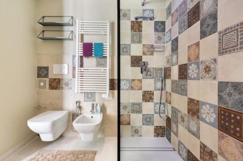 穆罗莱切塞Le Dimore di Hanqorias的浴室配有卫生间、盥洗盆和淋浴。