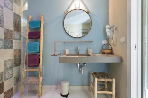 穆罗莱切塞Le Dimore di Hanqorias的一间带水槽和镜子的浴室