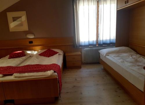 莫埃纳西亚萨阿尔皮纳休闲酒店的一间卧室设有两张床和窗户。