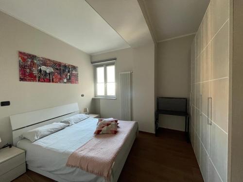 拉莫拉A Casa di Viola - Appartamento的一间卧室,床上有泰迪熊