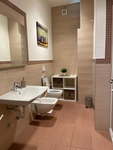 拉莫拉A Casa di Viola - Appartamento的一间带两个盥洗盆和卫生间的浴室