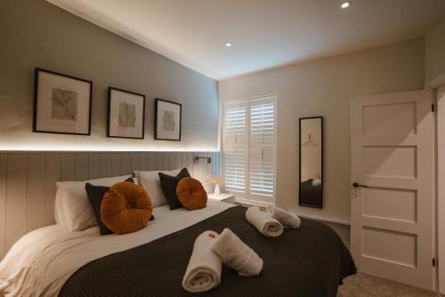 MarpleBlooms Apartment的一间卧室配有一张床,上面有两条毛巾