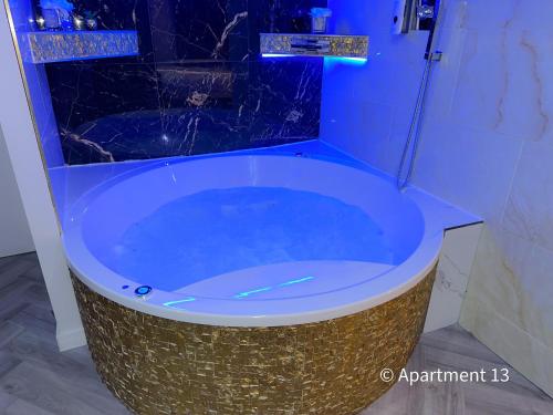 布雷得佛Mansa Apartments的浴室里设有一个大型蓝色浴缸