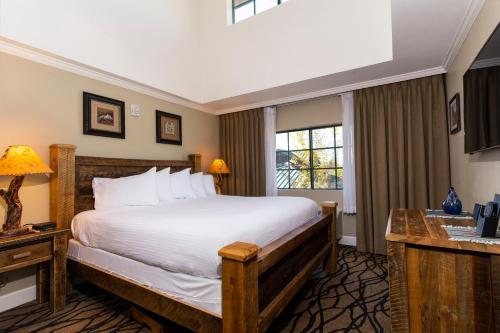 图萨扬格兰德峡谷格兰德酒店的一间卧室设有一张大床和一个窗户。