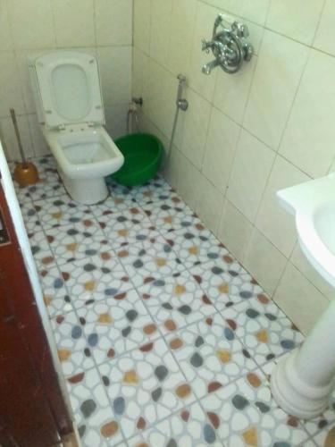卡巴莱City Max hotel Kabaale的一间带卫生间和水槽的浴室
