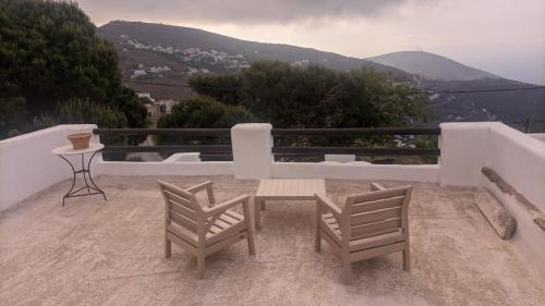 ArnadosTerra Aeolica的庭院设有两把椅子和一张桌子,享有美景。