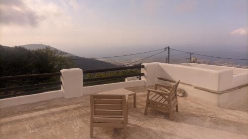 ArnadosTerra Aeolica的美景阳台配有两把椅子和一张桌子
