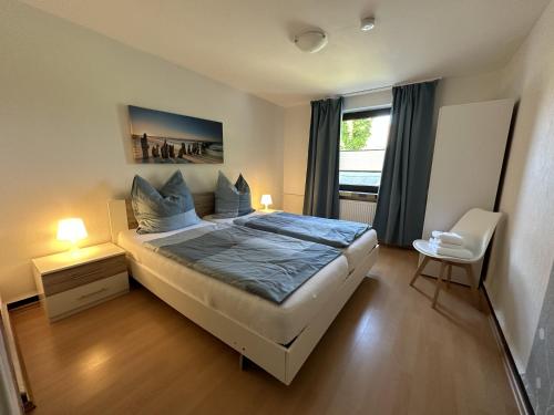 库克斯港Gästehaus Bremer的一间卧室设有一张大床和一个窗户。