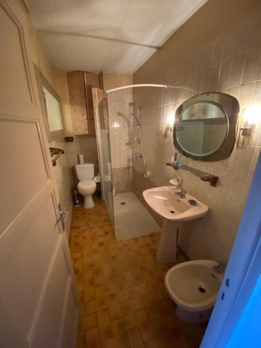JaujacNOUVEAU Maison de la place的一间带水槽、卫生间和镜子的浴室