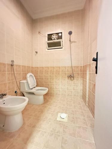 利雅德Villa Apartments的一间带卫生间和水槽的浴室