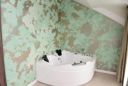 斯库台Hotel Royal的浴室设有白色水槽和绿色的墙壁