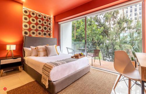 墨西哥城Casa Alure by Kukun的一间卧室设有一张床和一个大窗户