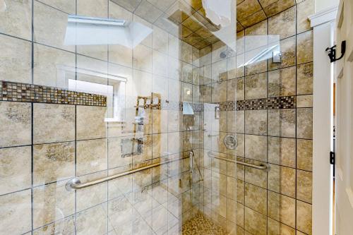 沃特伯里The Loft - Suite #5的一间带淋浴的浴室,配有瓷砖墙壁