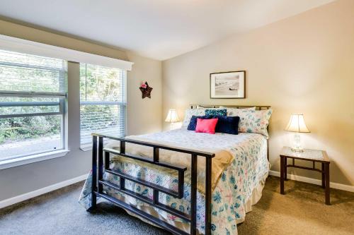 洋滨市Ocean Shores Retreat with Porch and Canal Views!的一间卧室设有一张床和一个窗口