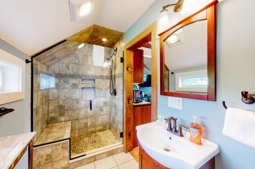沃特伯里The Lodge - Suite #3的带淋浴和盥洗盆的浴室