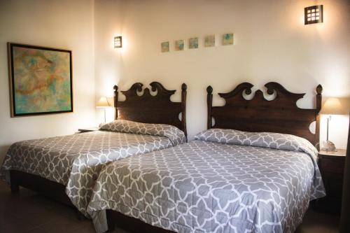 迪坡斯特兰Posada La Presa的一间卧室配有两张床和两盏灯。