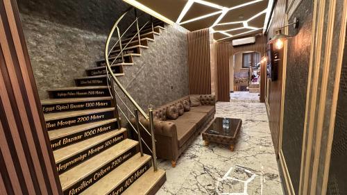 伊斯坦布尔Mar Boutique Apartment的大堂设有楼梯、沙发和桌子