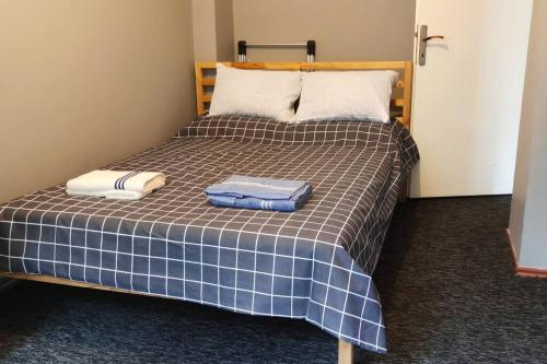 伊斯坦布尔Cozy Apt Nearby Beşiktaş - Keyif ve huzur dolu的床上有两条毛巾