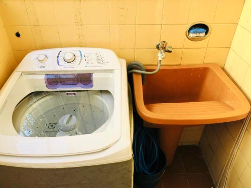 里约热内卢Hostel Estação Maracanã的浴室内配有洗衣机和水槽。