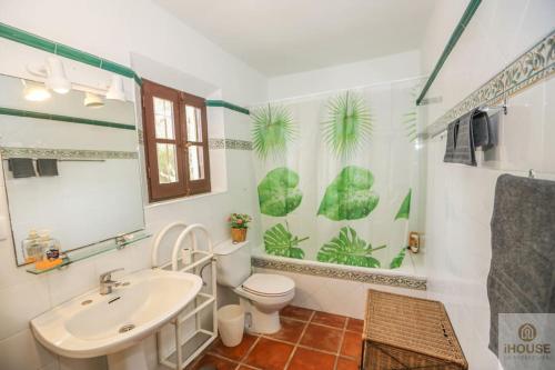SANTA URSULA的一间带水槽、卫生间和镜子的浴室