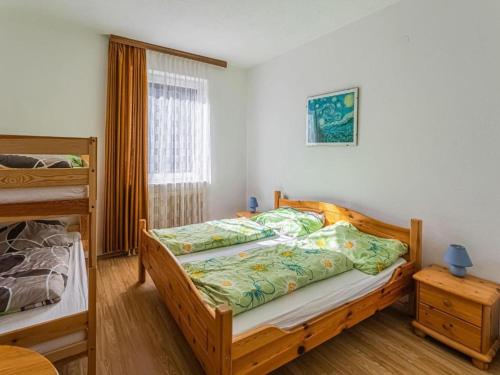 KlieningGasthof Wabitsch的一间卧室设有两张床和窗户。