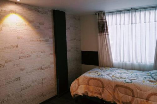 普诺Departamento: Mirador de Puno.的卧室设有靠窗的床