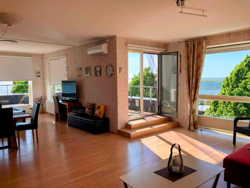 哈普萨卢Sunset Dream Apartment with a panoramic seaview的海景客厅