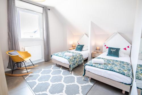 La Ville-aux-DamesLe Gîte des Dames - 6 personnes PISCINE chauffée的一间卧室设有两张床和窗户。