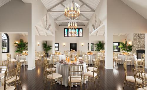 米西索加格瑞酒店的宴会厅配有桌椅和吊灯