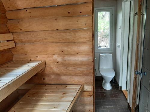 萨翁林纳Villa Ulappa的一间带卫生间的小浴室