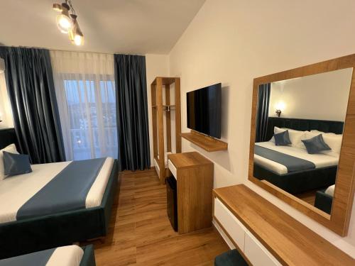 卡萨米尔ILLYRIAN hotel的酒店客房,设有两张床和镜子
