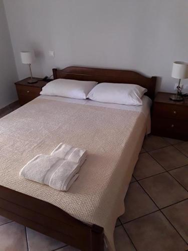 SpartokhórionTheros Apartment的床上有两条毛巾