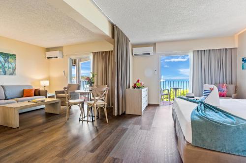 格兰德凯斯格兰德凯斯海滩俱乐部的酒店客房设有床和客厅。