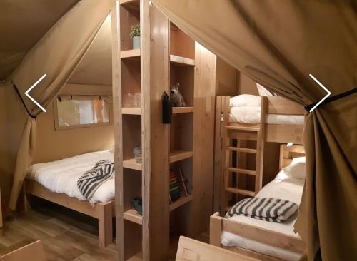 索尔陶Glampingzelt Heide - Lodge的帐篷内带两张双层床的客房