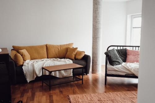克拉尼Central Apartment Maister的客厅配有沙发和桌子