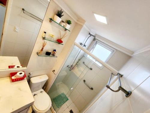 萨尔瓦多Vista Top em Ondina的带淋浴和卫生间的小浴室