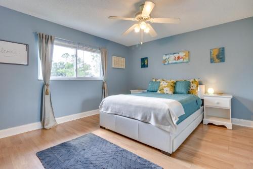 奥兰多Pet-Friendly Orlando Home Near Hospitals的蓝色卧室配有床和吊扇