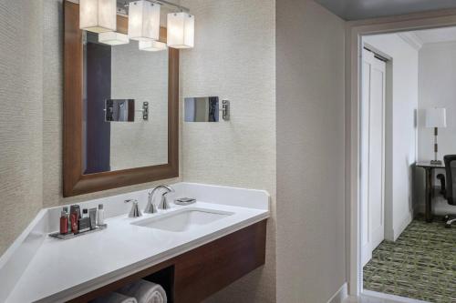 费城费城机场万豪酒店的一间带水槽和镜子的浴室